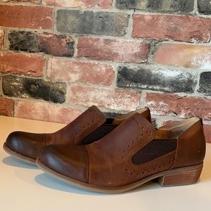 Korks brown leather bootie